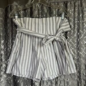 Grey and white striped paperbag shorts Size 2XL